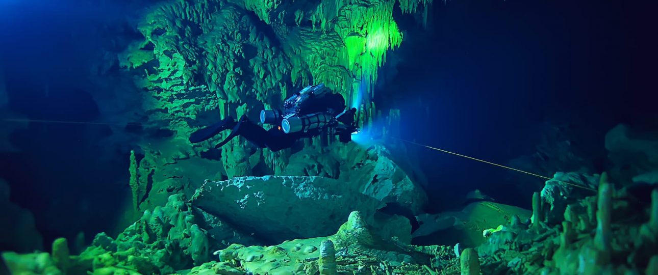 Diving in a Cenote-dark scenario with estaglatites